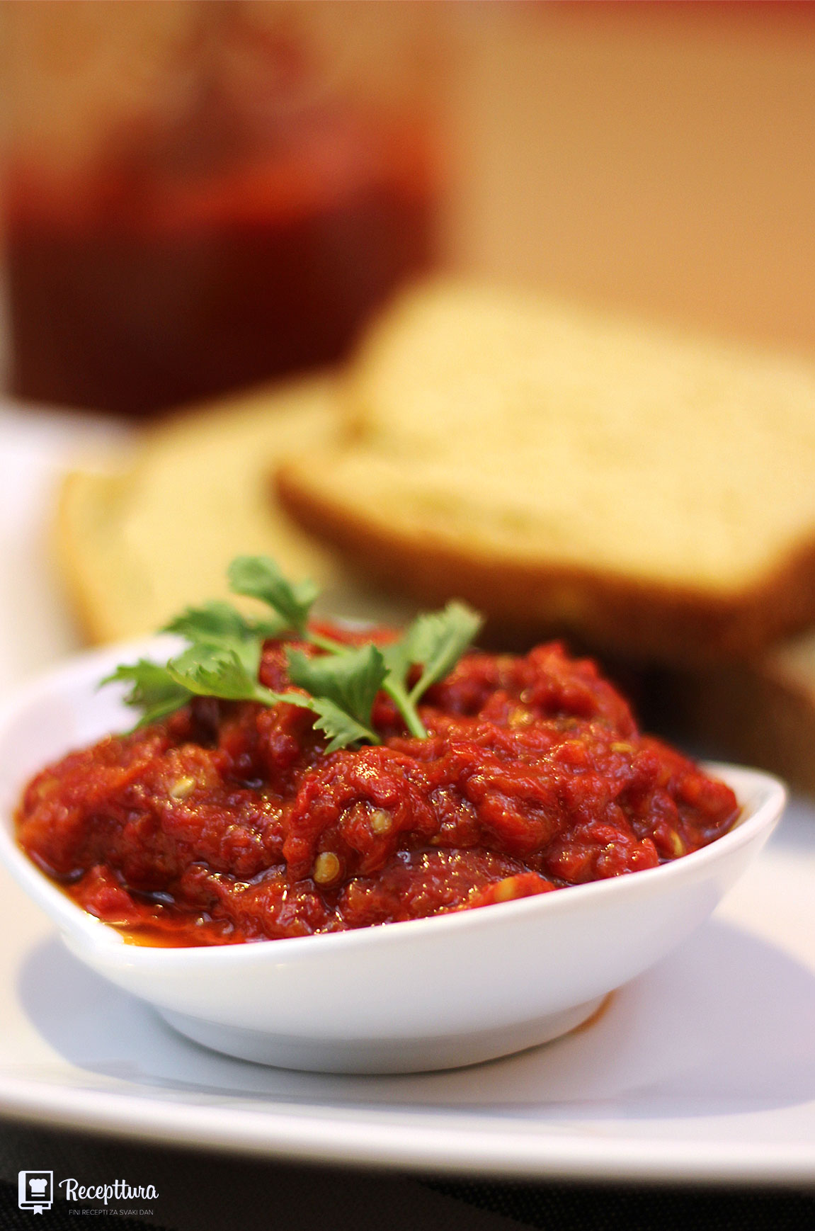 Ukusni domaći ajvar rado je viđen gost na svakom stolu.