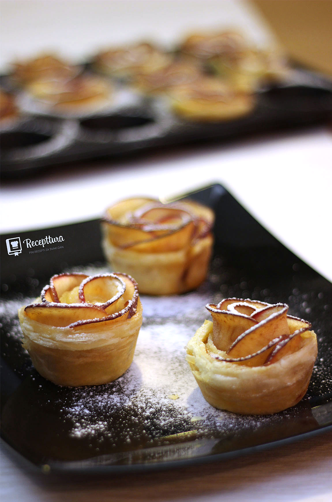 Ružice od jabuka (ili na engleskom Apple Roses) recept je vrlo efektnog izgleda.