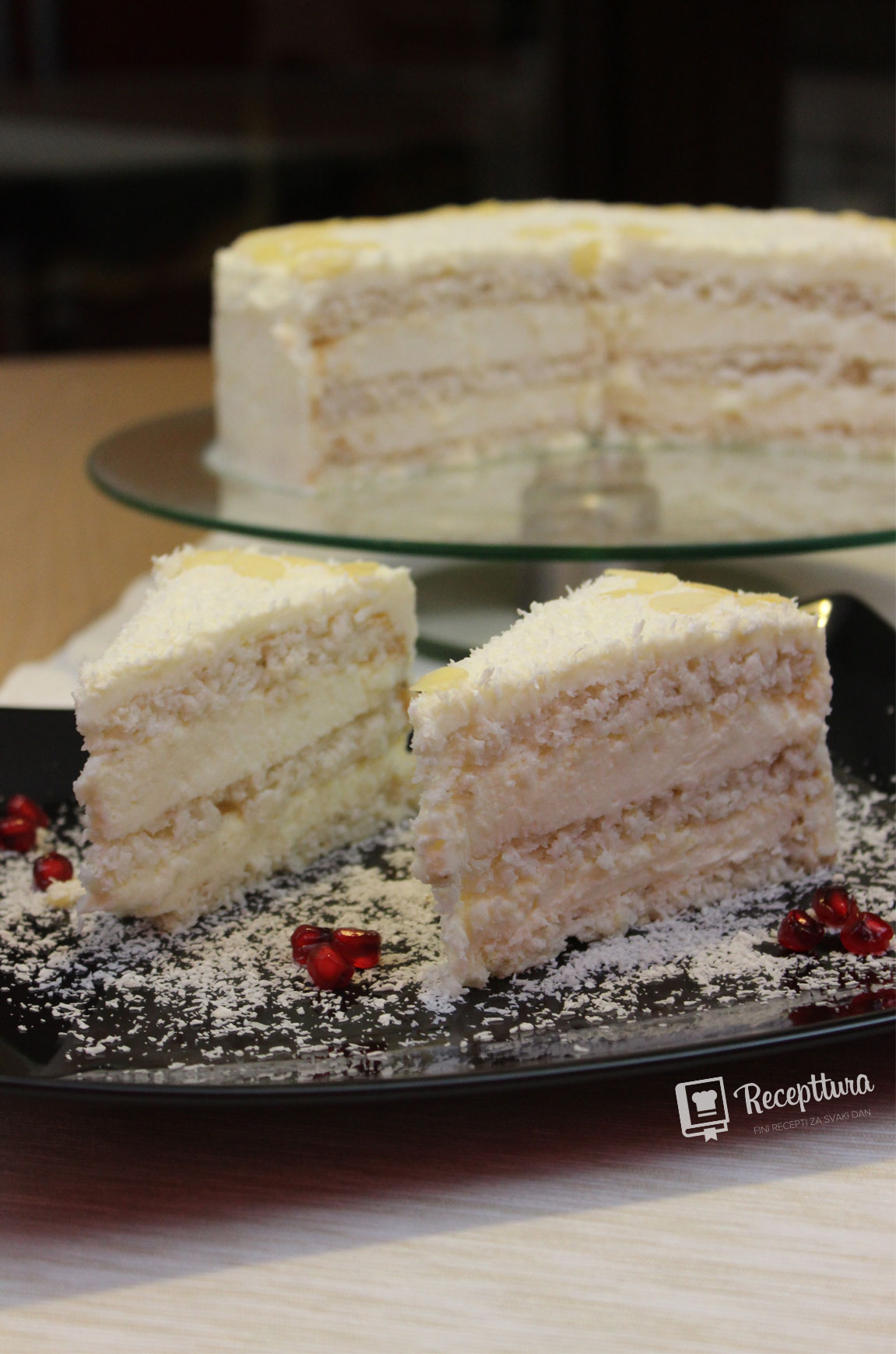 Sniježno bijela Rafaelo torta poslužena je na stolu.