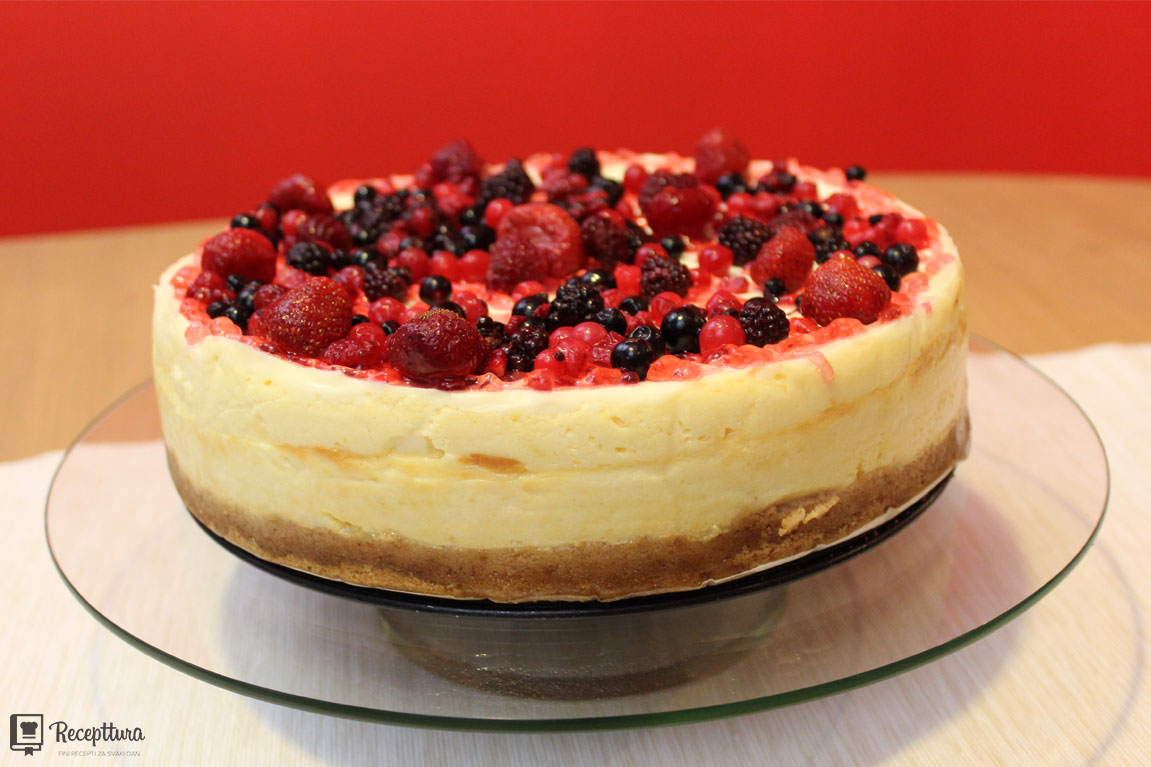 Cheesecake sa šumskim voćem i preljevom za tortu izgleda vrlo efektno.