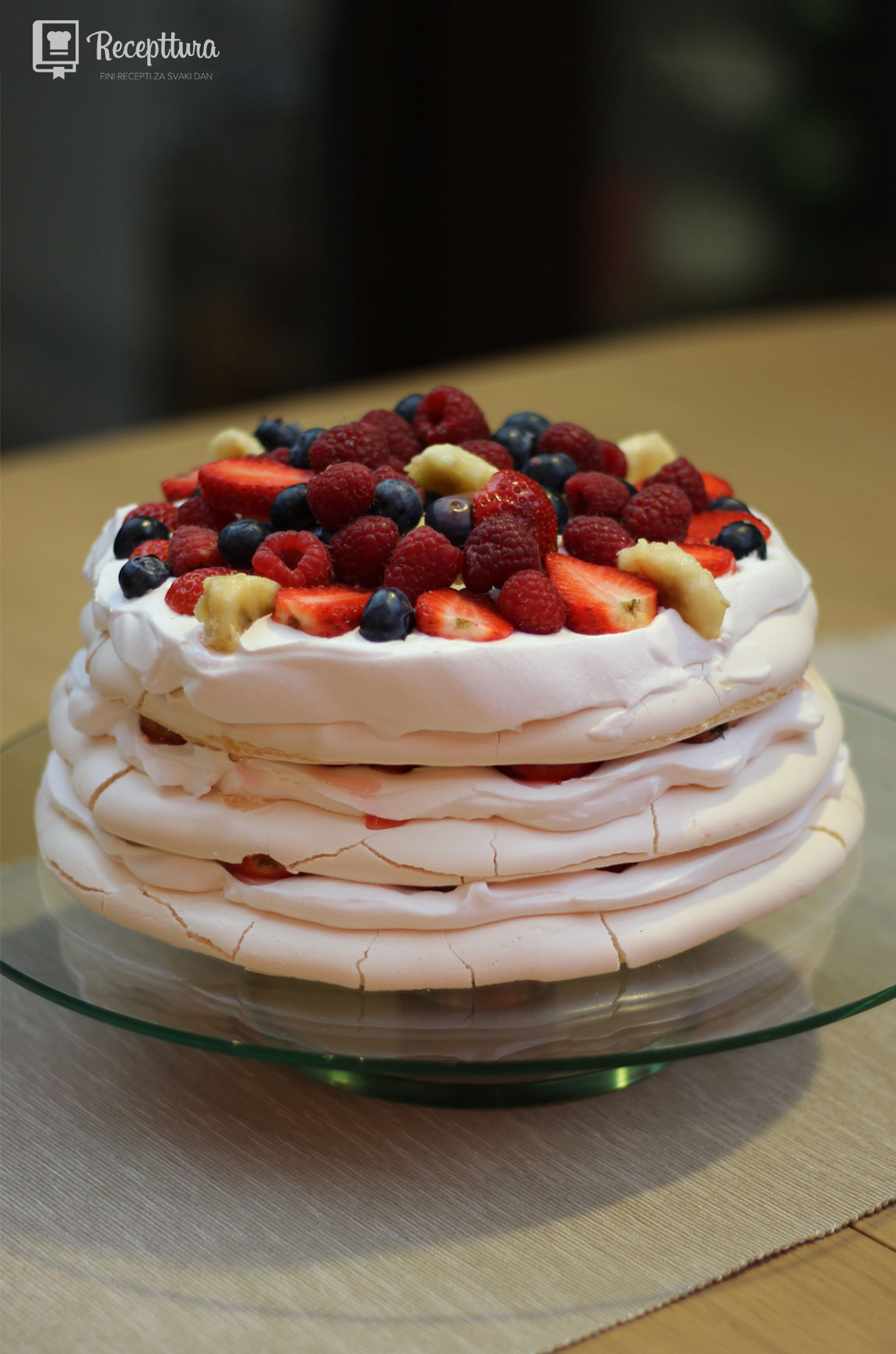 Pavlova torta s voćem i finim beze korama.