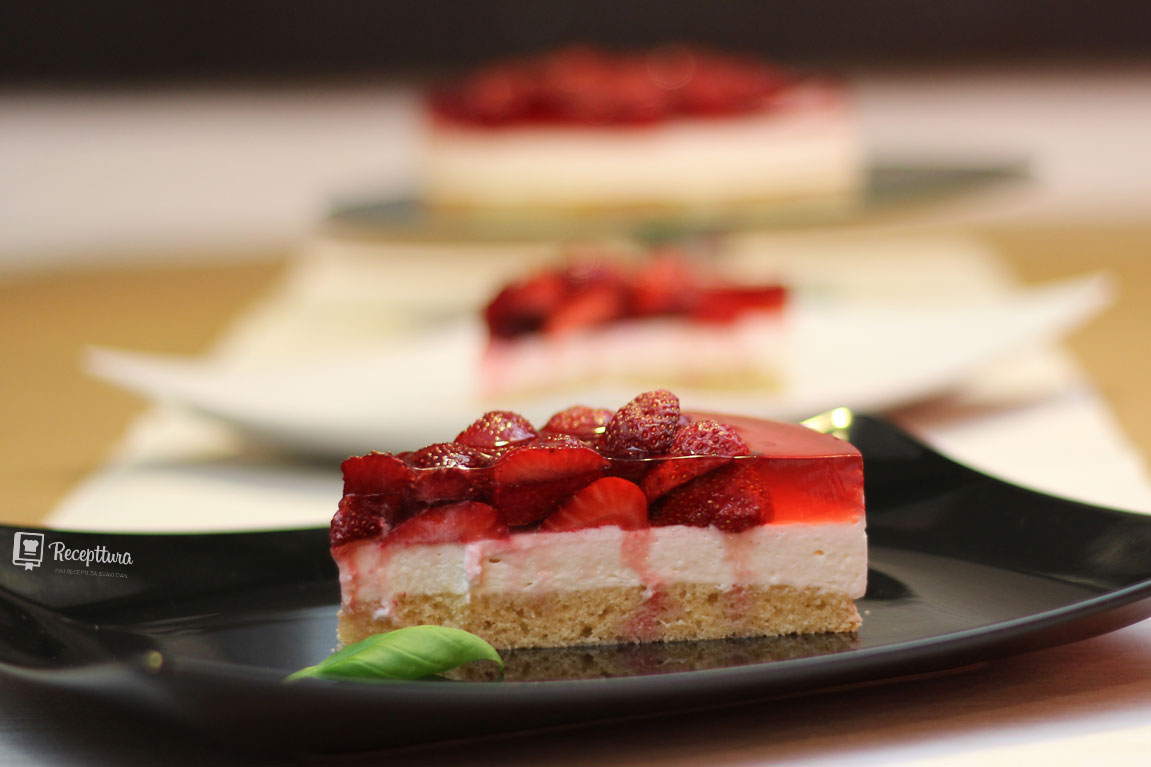 Torta od jagoda s domaćim biskvitom i osvježavajužim slojem sira, šlaga i želatine.