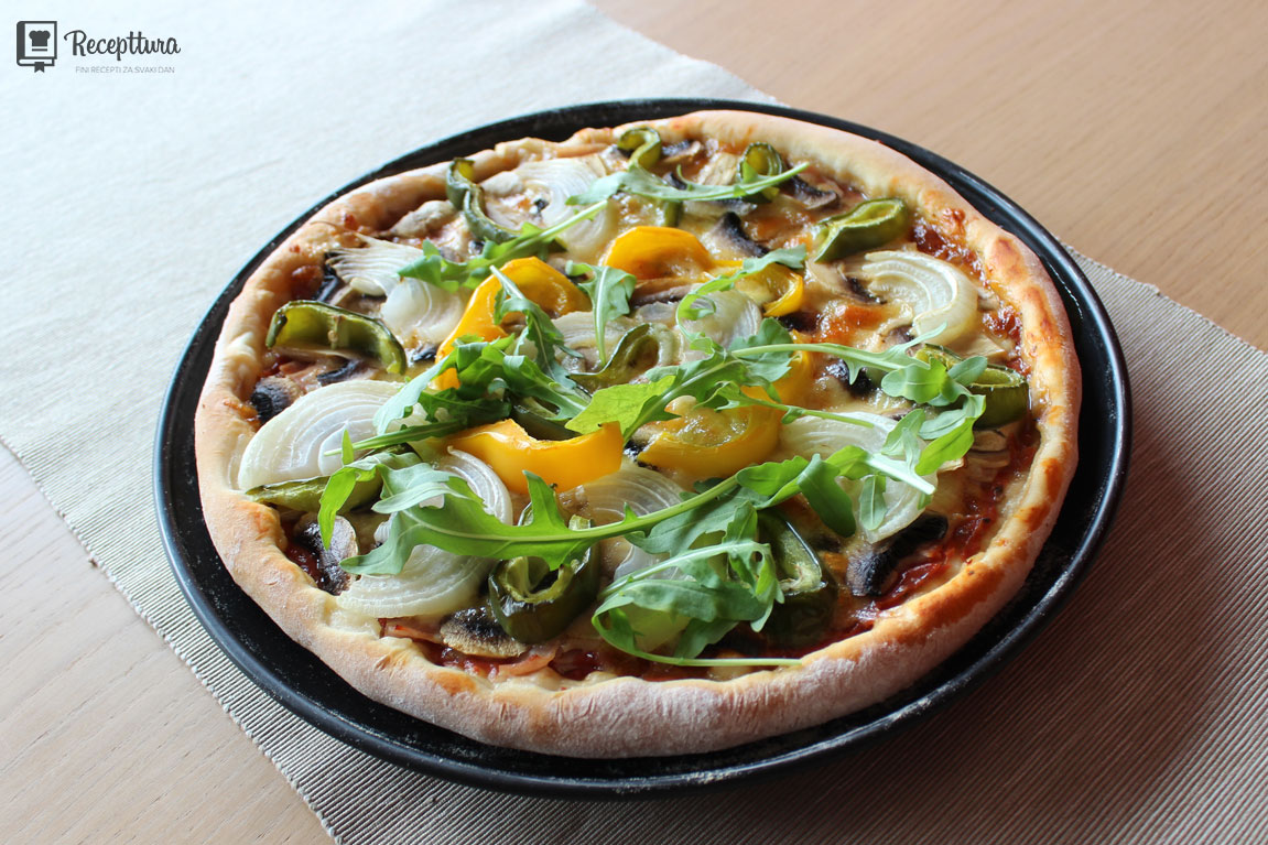 Fina domaća pizza sa šunkom, šampinjonima i mozzarellom.