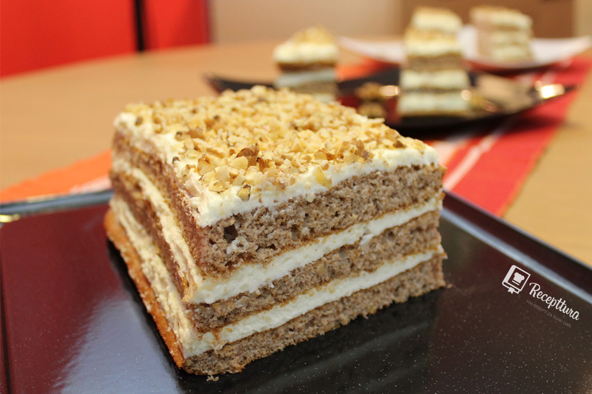 Torta od oraha stvorena je za uživanje.