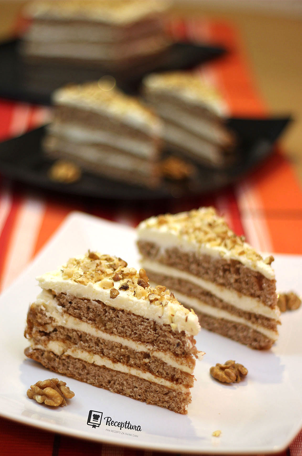 Ukusna torta od oraha poslužena je na stolu.