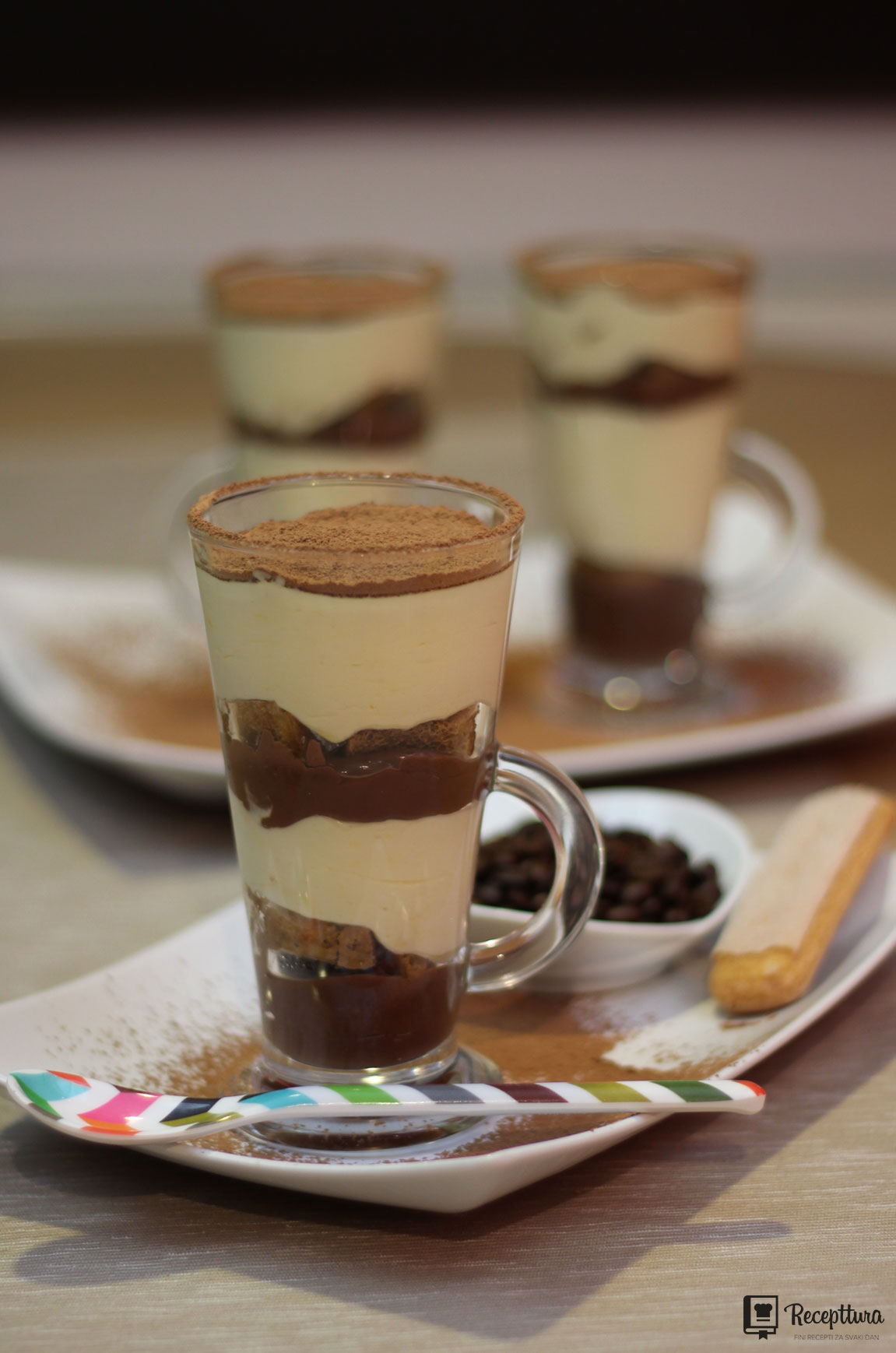 Čokoladni tiramisu u čaši sastoji se od tri fina sloja.