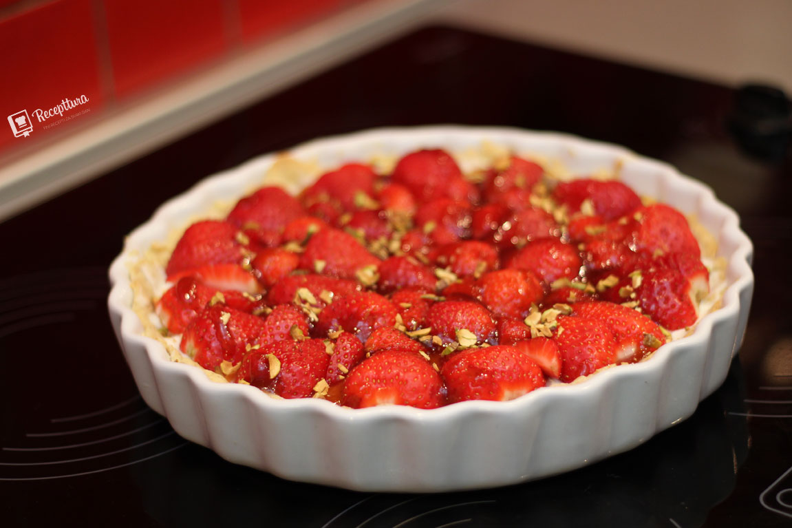 Na vrh ovog tarta stavili smo marmeladu i pistacije.