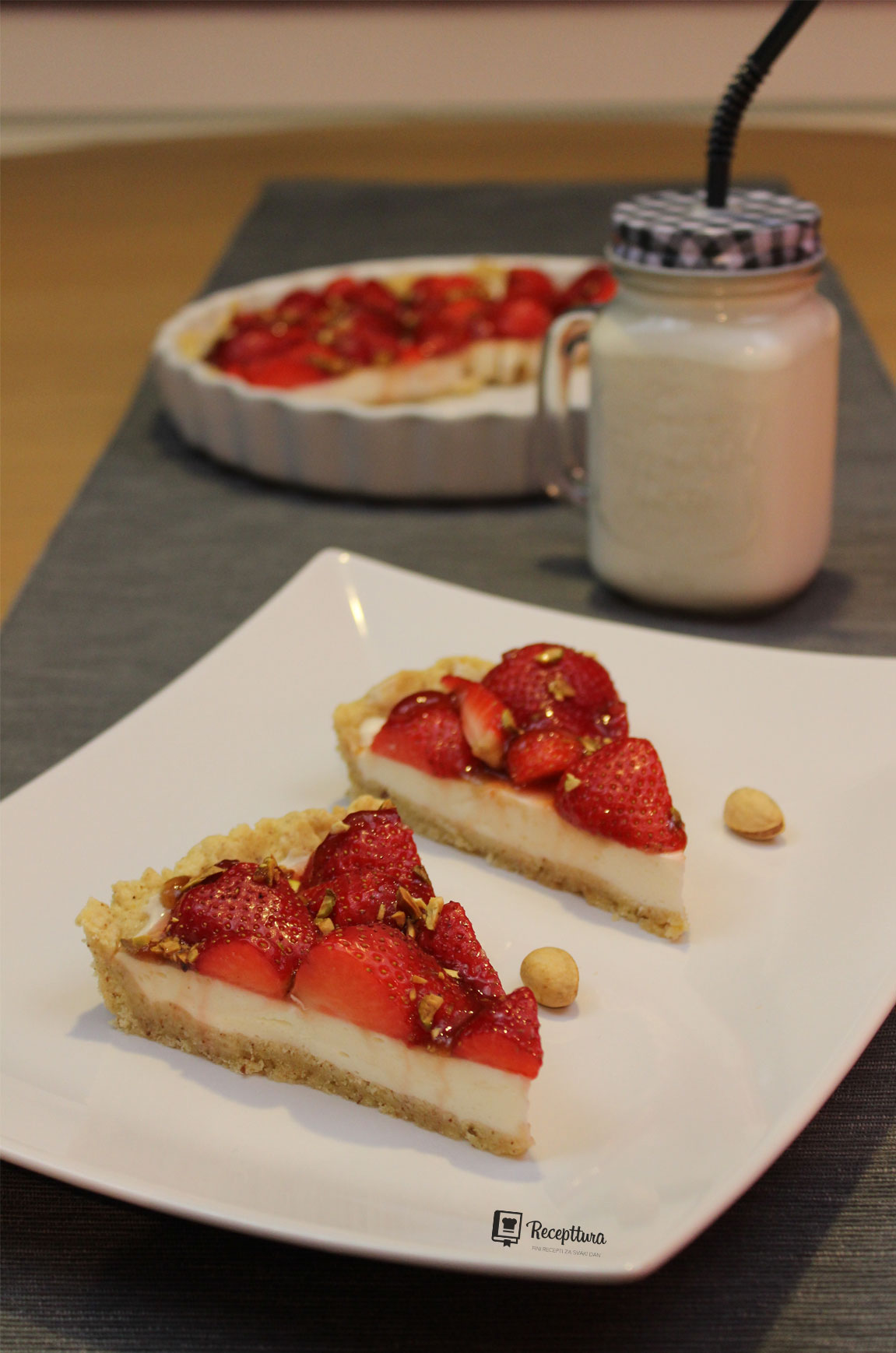 Tart s jagodama i mascarpone sirom poslužen uz malo mlijeka.