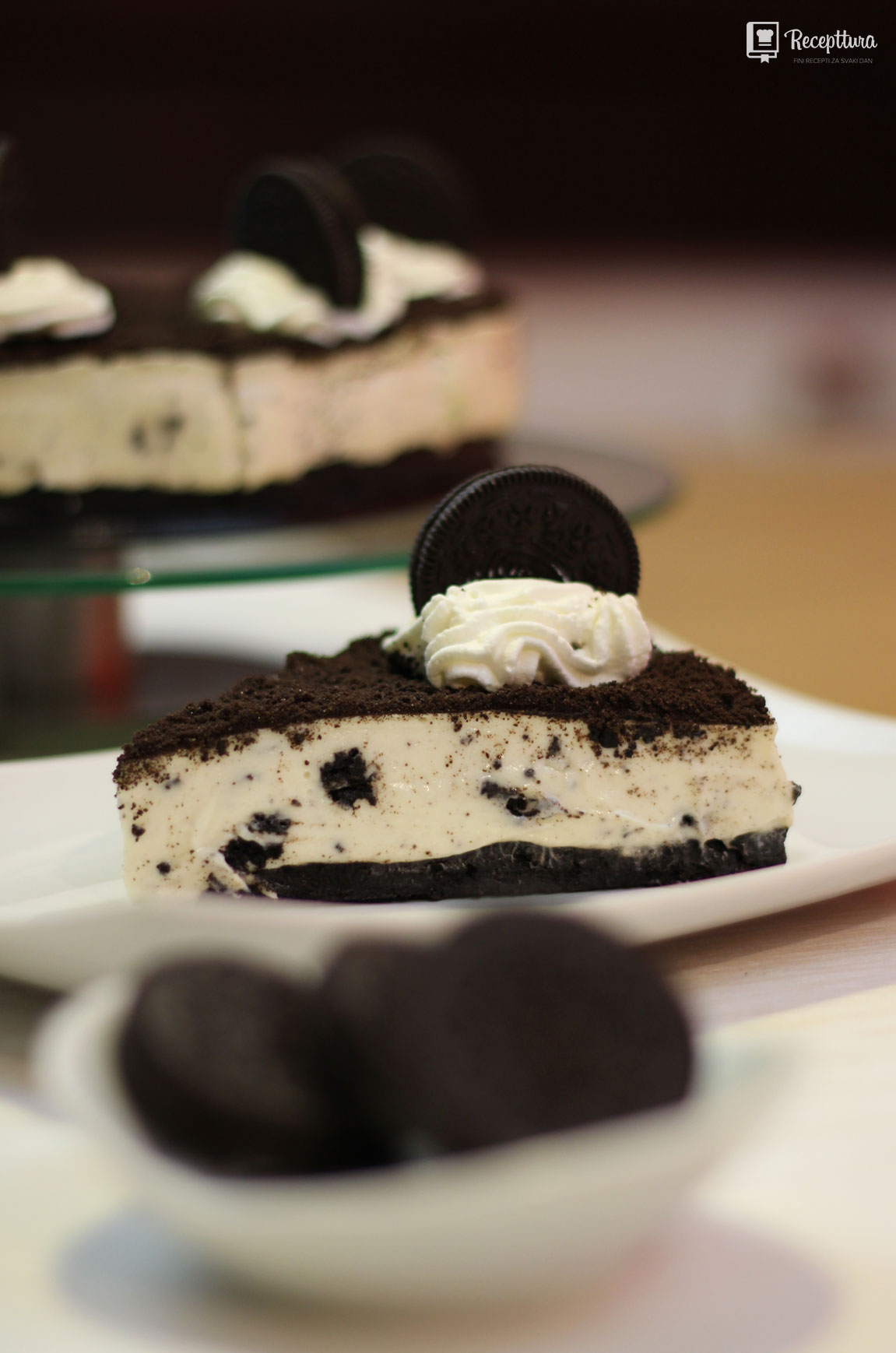 Ukusna Oreo torta bez pečenja s Oreo keksima i kremom.
