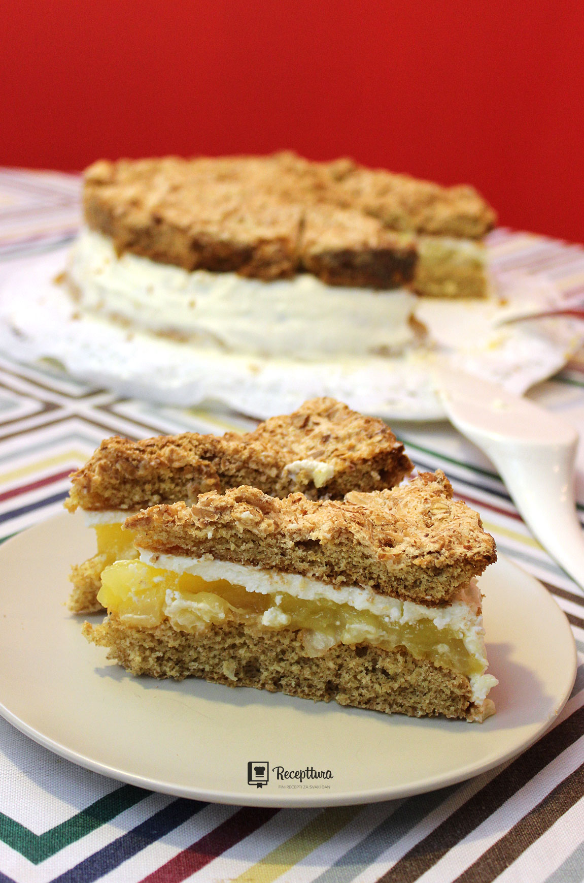 Torta od ananasa izvrstan je ljetni desert.