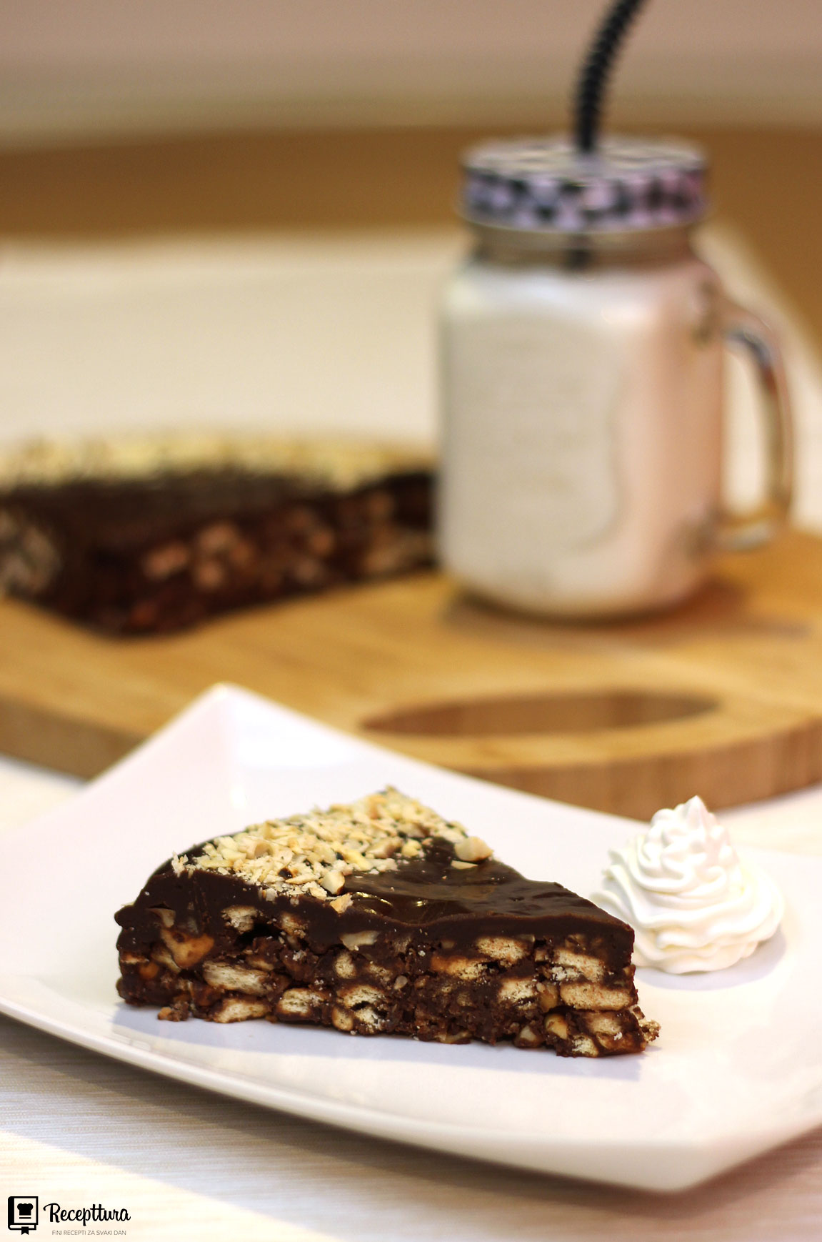 Čokoladna torta bez pečenja sprema se brzo i jednostavno.