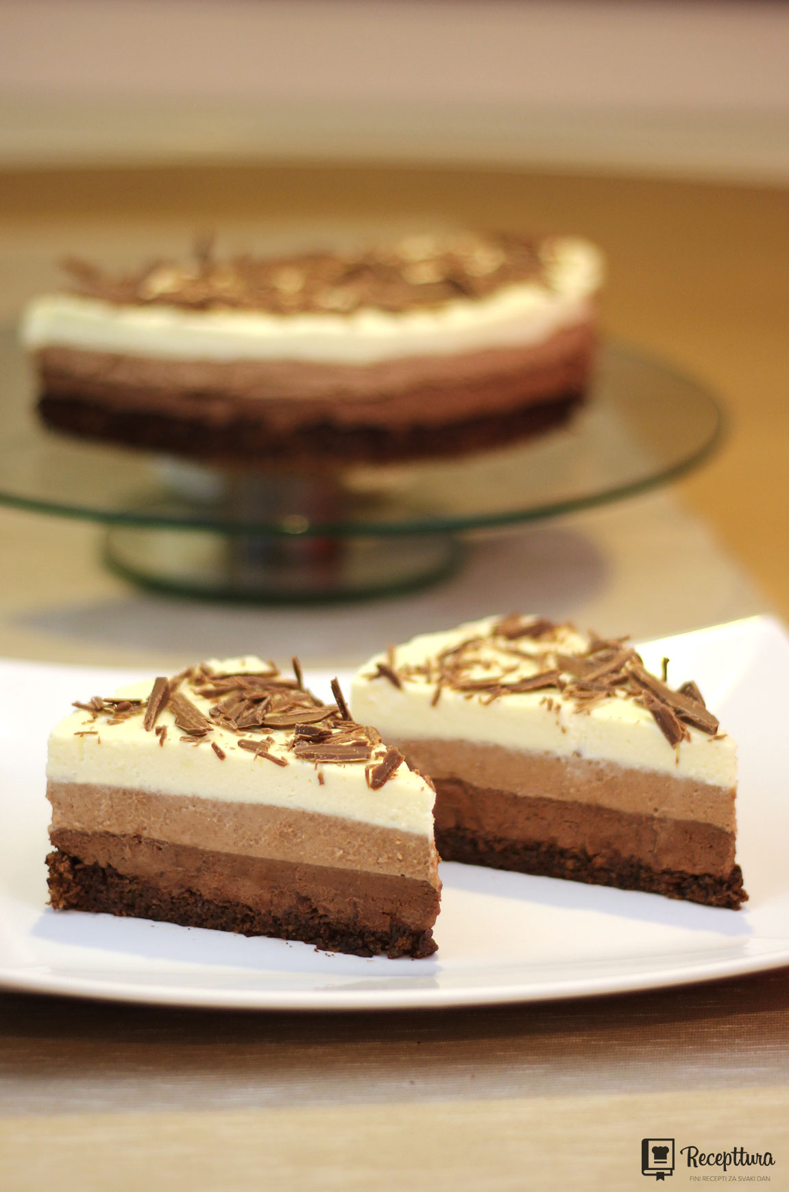 Kraljica čokolade savršena je torta za sve ljubitelje slatkih zalogaja.