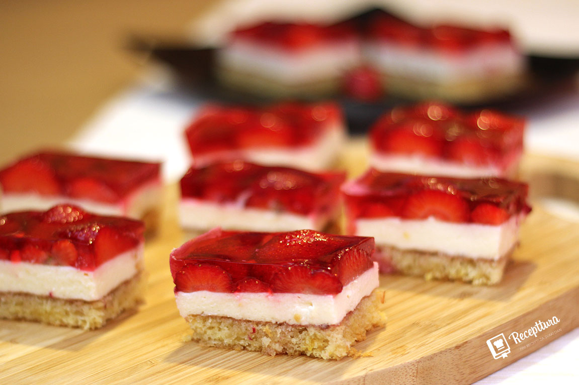 Jagode smo zalili preljevom za torte crvene boje.