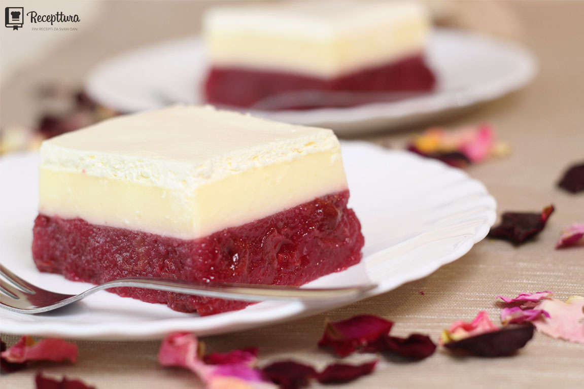 Kolač s višnjama i puding kremom ima tri osvježavajuća sloja.