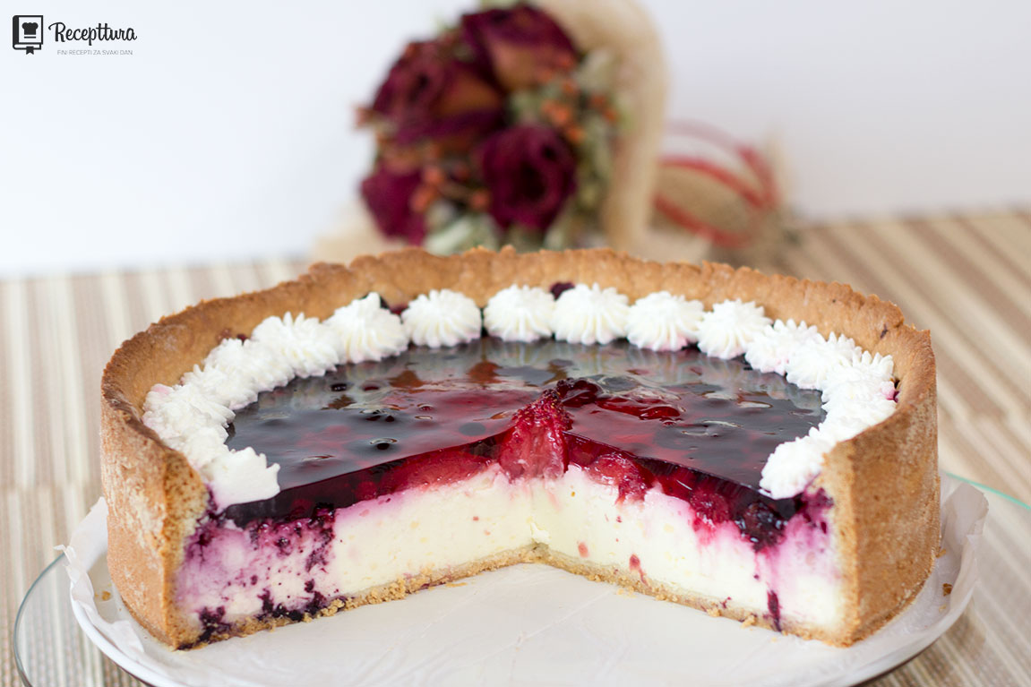 Mileram torta sa šumskim voćem.