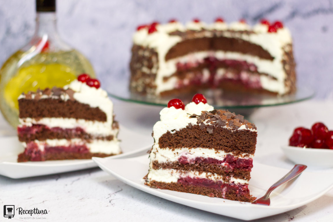 Schwarzwald torta s višnjama, šlagom i čokoladom.